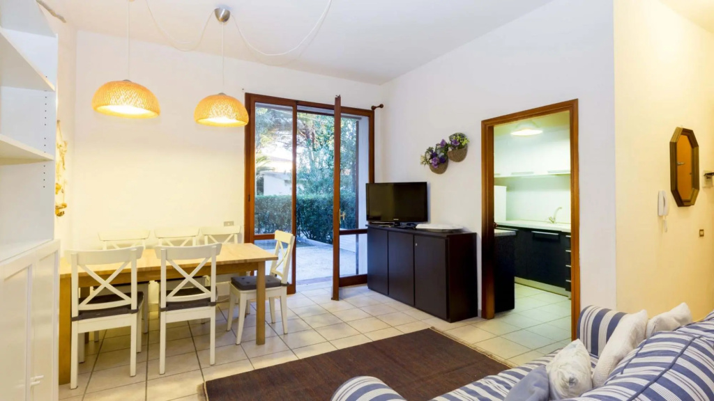 Spacious and tastefully furnished apartment very close to the sandy beach in Marina di Campo.-IL GABBIANO PIANO TERRA