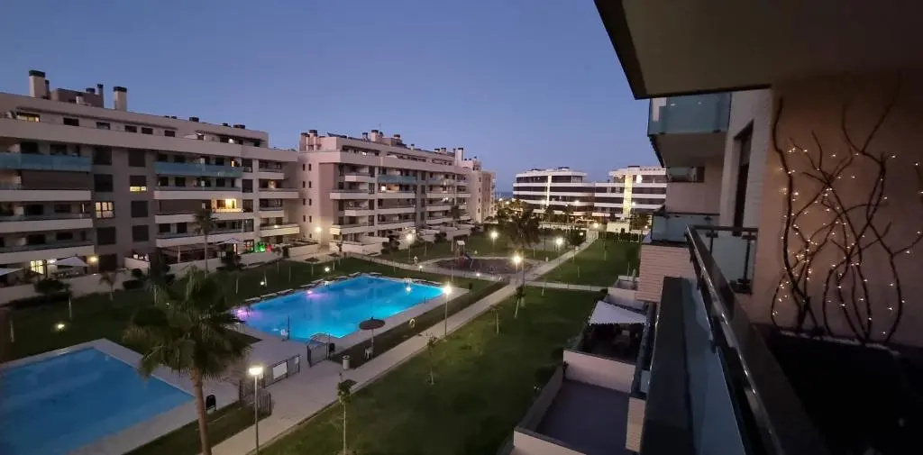 Excellent location- Beach, Pool, Telework, 2 Bikes, Parking & Wifi GRATIS at "CaSa Carol'S"