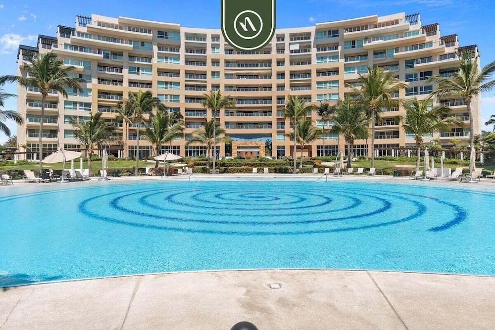 Oceanfront 2 BR Condo - Beach - Restaurant - Gym