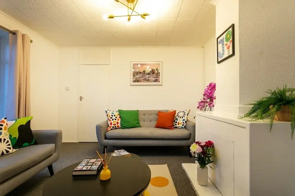 3-beds, Sleeps 5, w/ Parking, 10 Mins From Centre
