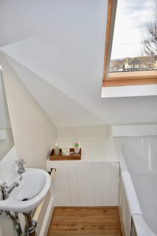 4 Bedroom Townhouse Near the Beach
