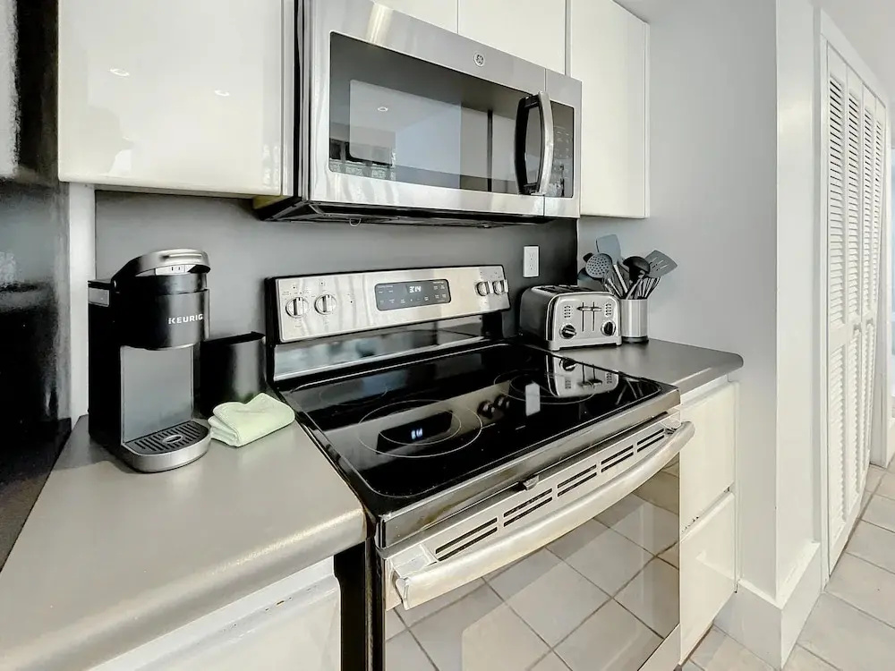 South Beach Bachelor Ette 7BR 4BA - 16 Single Beds