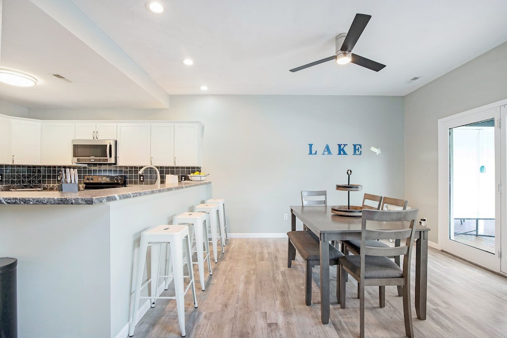 Sleeps 30! Decks, Docks & Lake Life