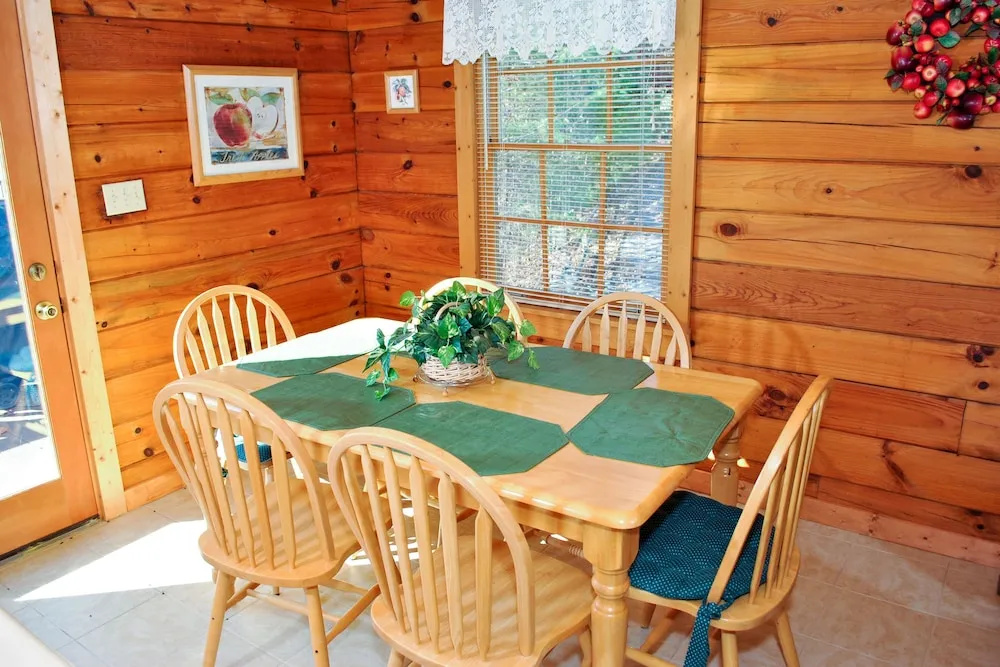 Dogwood Hill - 3 Br Cabin