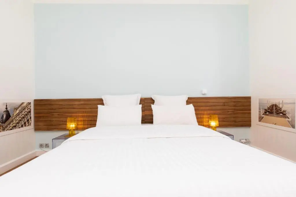 Palais Area: Modern 4 Bedrooms/ 4 Baths