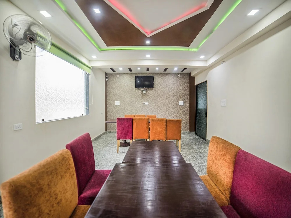 FabHotel Aakarshan Paradise