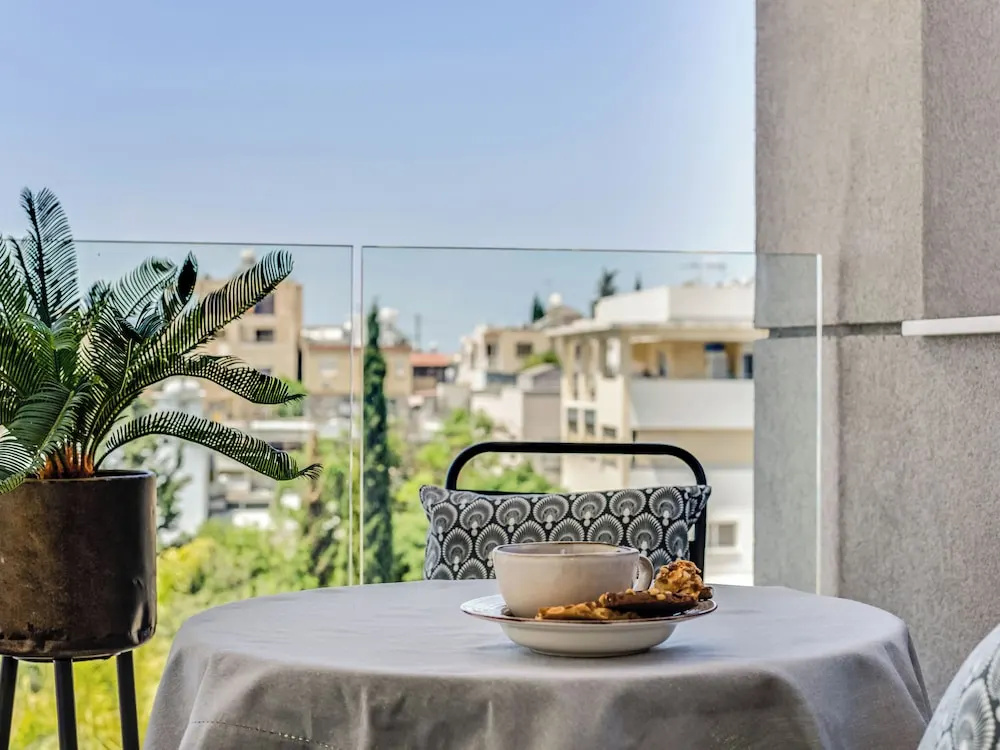 Sanders Elgio - Generous 2-bdr Apt w Balcony