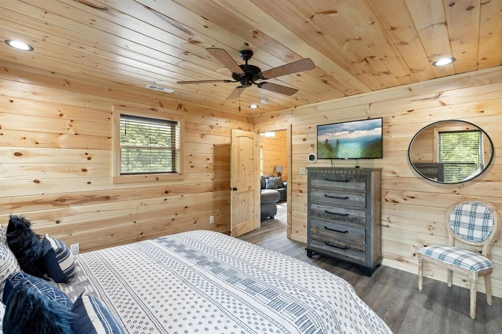 Stargazer Chalet 5 Bedroom Cabin by RedAwning