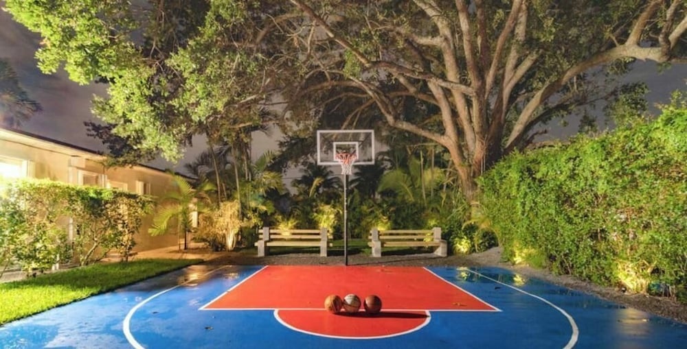 Villa Oahu Basketball Fire Pit Mini Golf