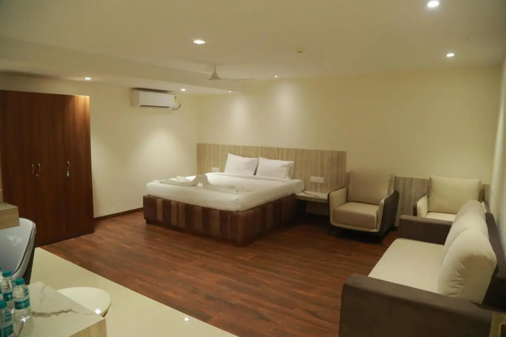 Grand Manor Suites