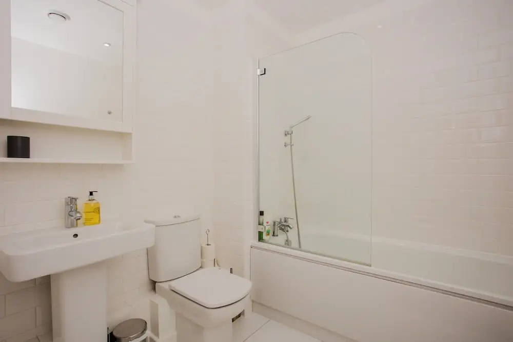 Stunning 2 Bed Home + Balcony Overlooking Thames