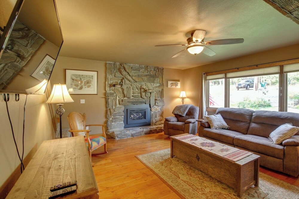 Cozy Lead Cabin w/ Deck < 1 Mi to Ski Slopes!