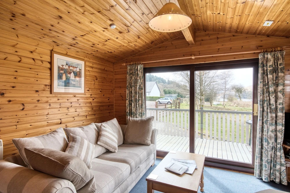 Lapwing Lodge with loch and mountain view