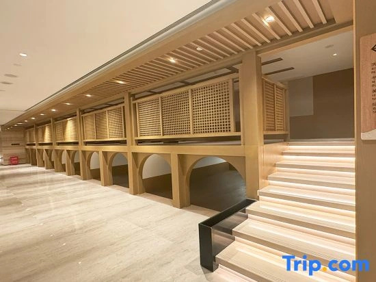 Yanji Dinosaur Hot Spring Hotel (Korean Folk Village Yanji Dinosaur Kingdom)