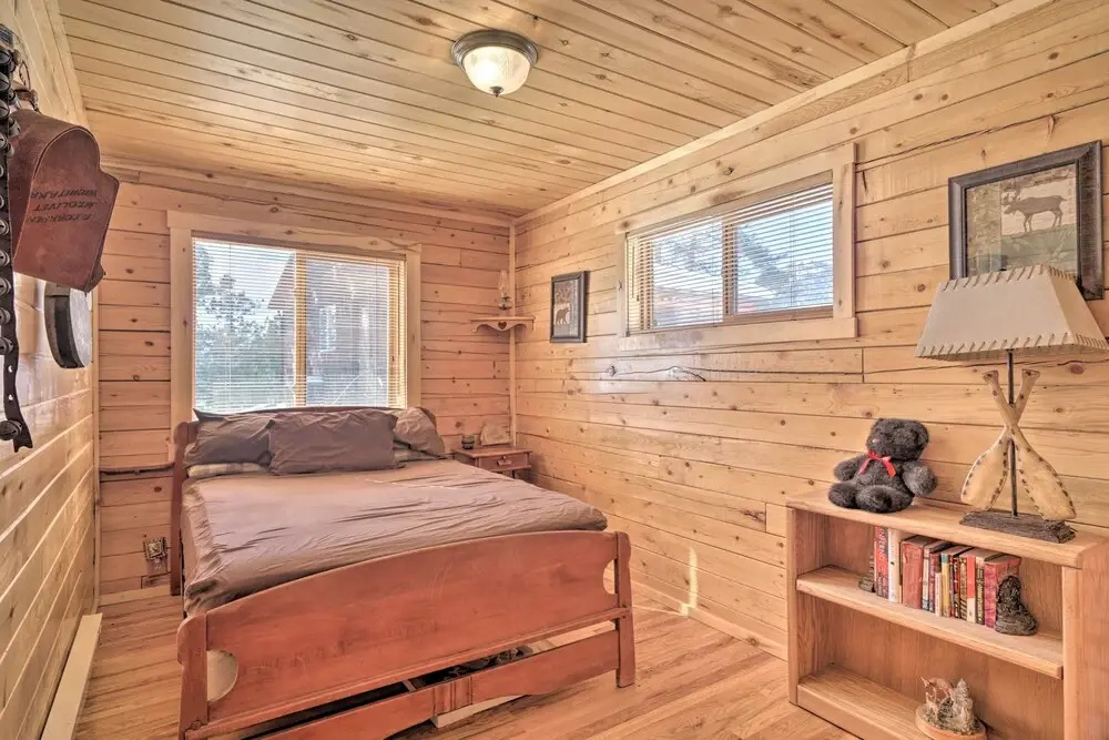 Log Cabin w/ Mountain Views ~ 30 Mi to Pikes Peak!