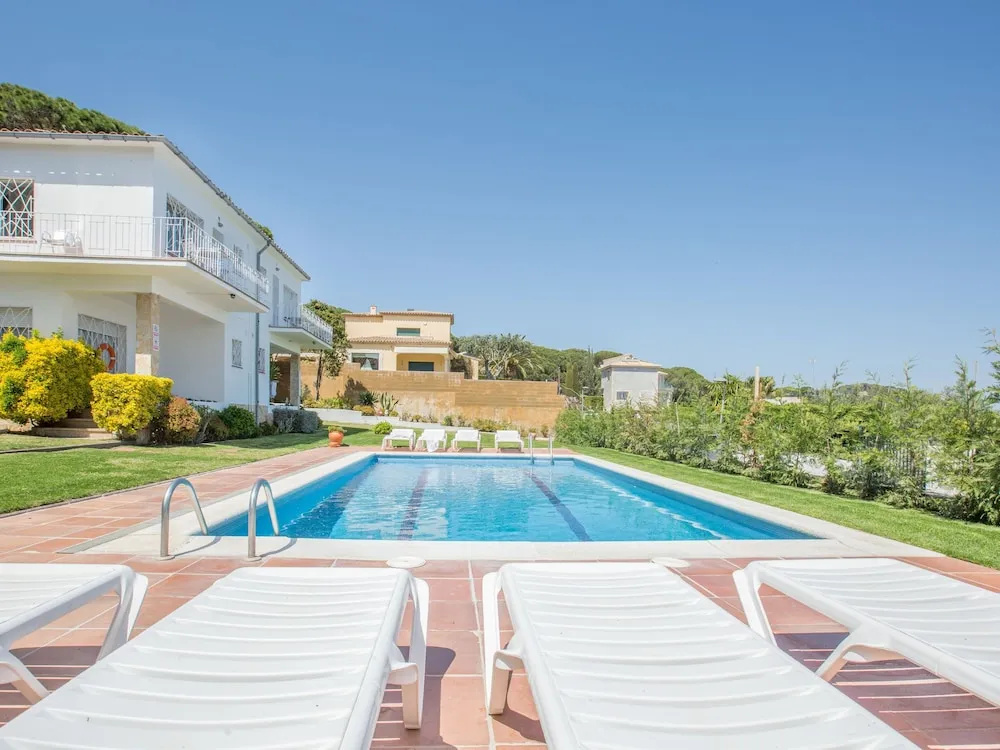 Cozy Apartment in Sant Feliu de Guíxols With Swimming Pool