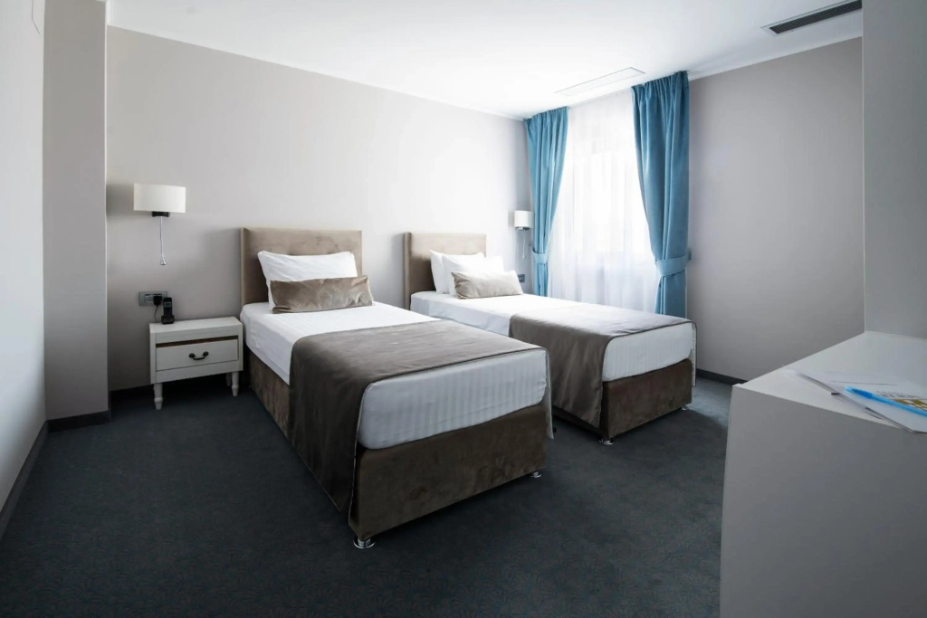 New Era Hotel Old Town Party Zone Bucharest- parking with fee nearby - NOT at the hotel !