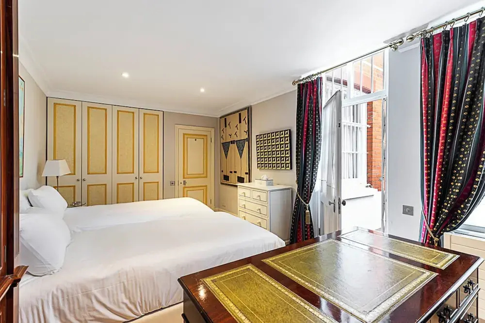 Elegant Two-bedroom Flat in Evelyn Gardens