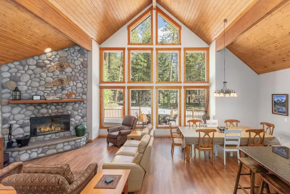 Getaway Moose 3 Bedroom Home by NW Comfy Cabins by RedAwning