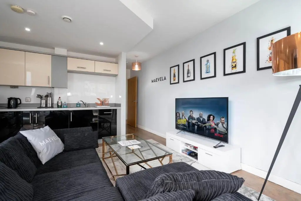 MAEVELA Apartments - Modern 2 Bedroom Apartment - Chinatown, Arcadian, City Centre - Large Juliet Balcony Windows - PS4 & Smart TV's