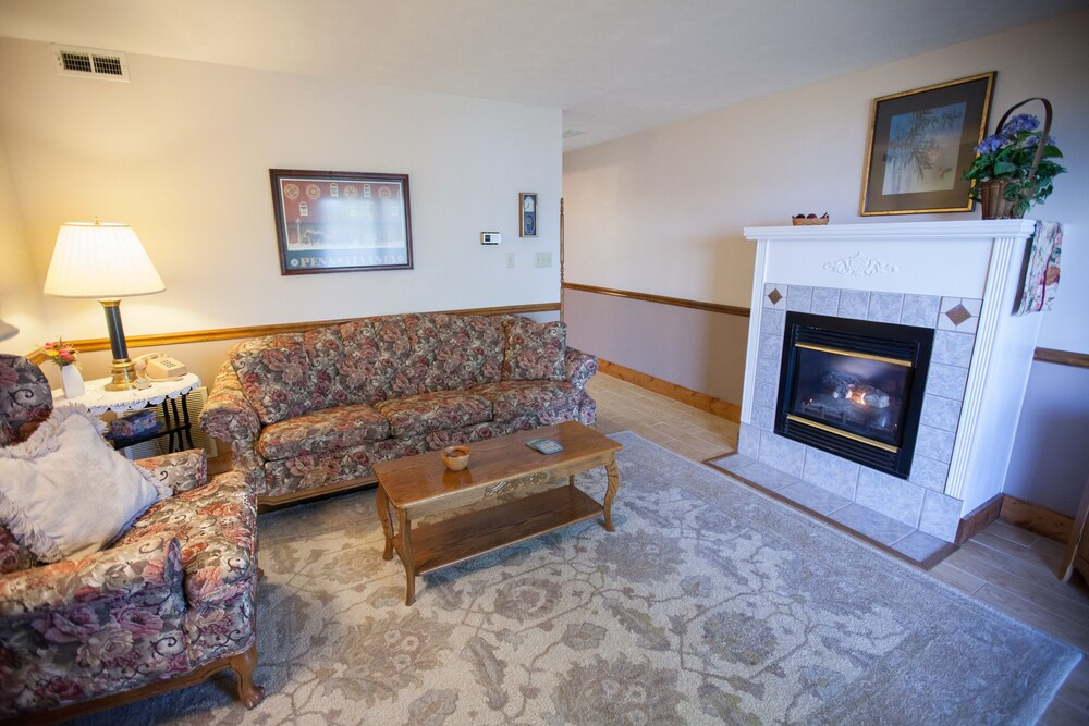 Red Bud Cove Lakefront Farm House on Table Rock Lake