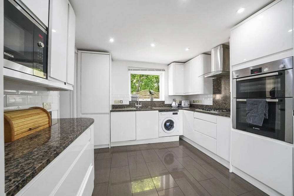 House - Sleeps 8 & on-site parking