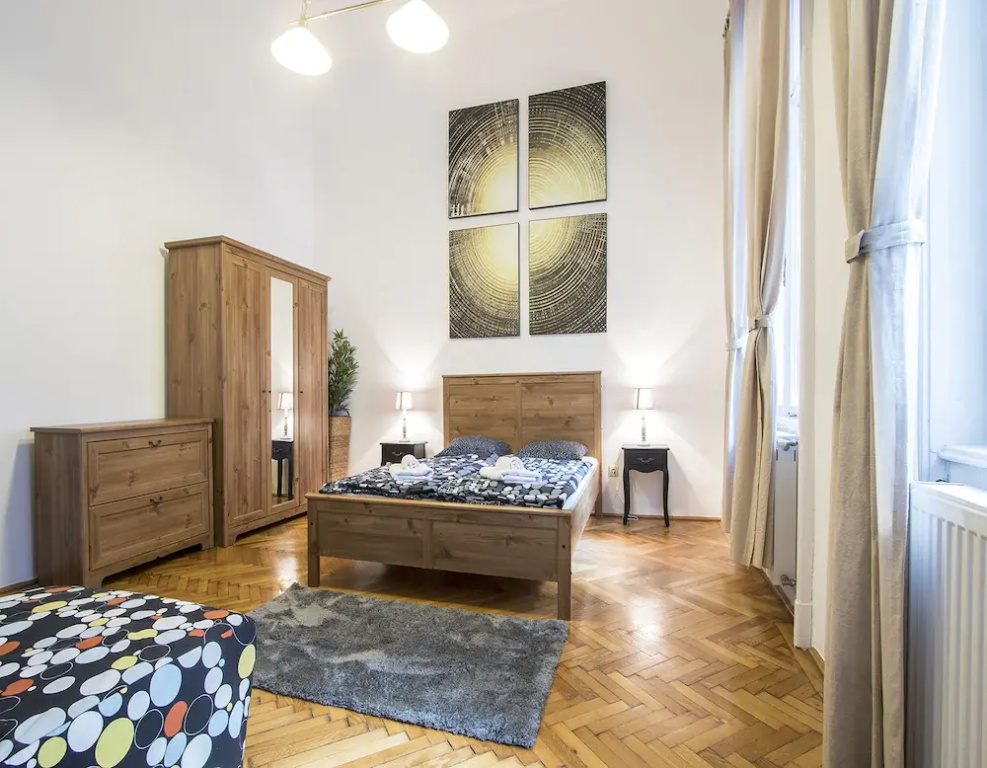 Large Central Apartments Kálmán Imre