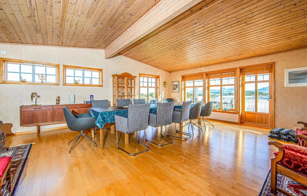 5 Bedroom Gorgeous Home In Fjørtoft