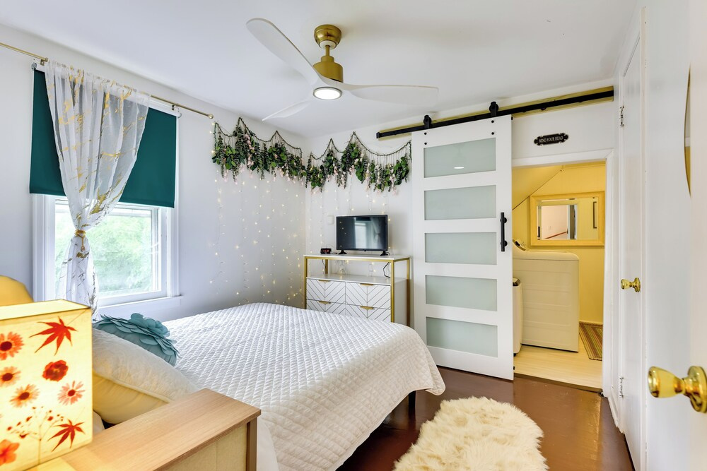 Themed New York Home ~ 2 Mi to Niagara Falls!