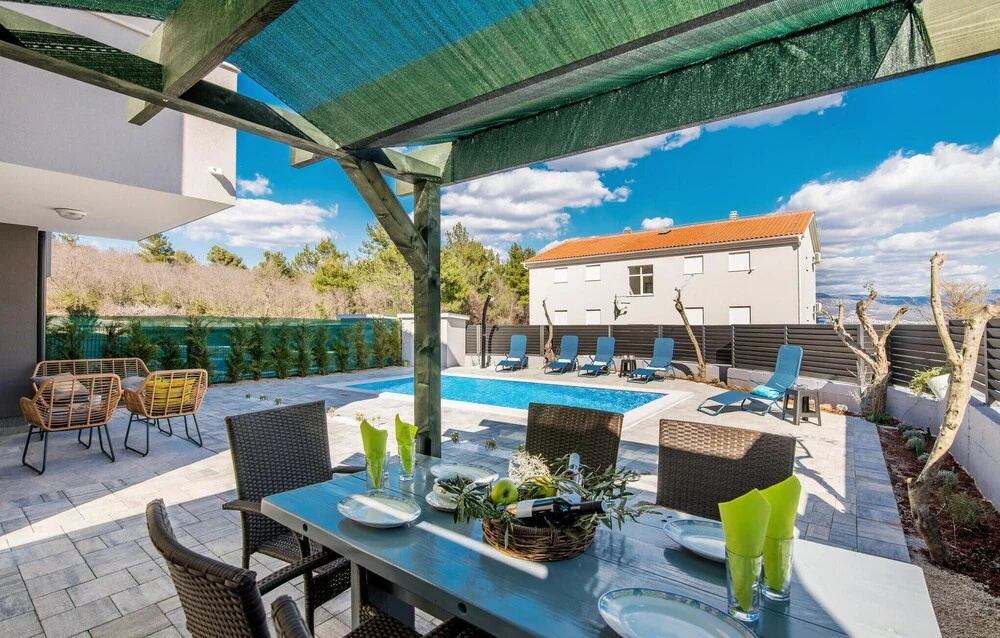 Amazing Apartment in Cizici With Outdoor Swimming Pool, Wifi and 2 Bedrooms
