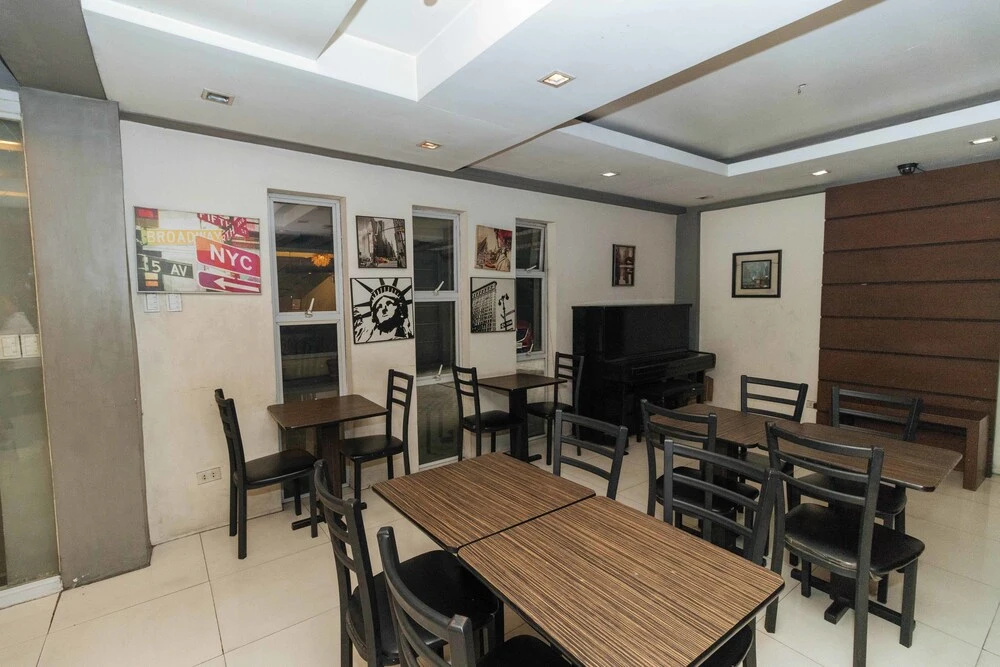 RedDoorz near Quezon City Circle