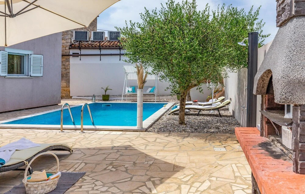 2 Bedroom Stunning Home In Sisan