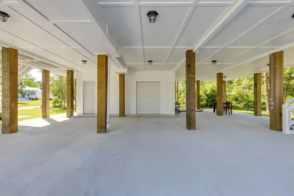 Coastal Waveland House 1/2 Block to Pub Beach