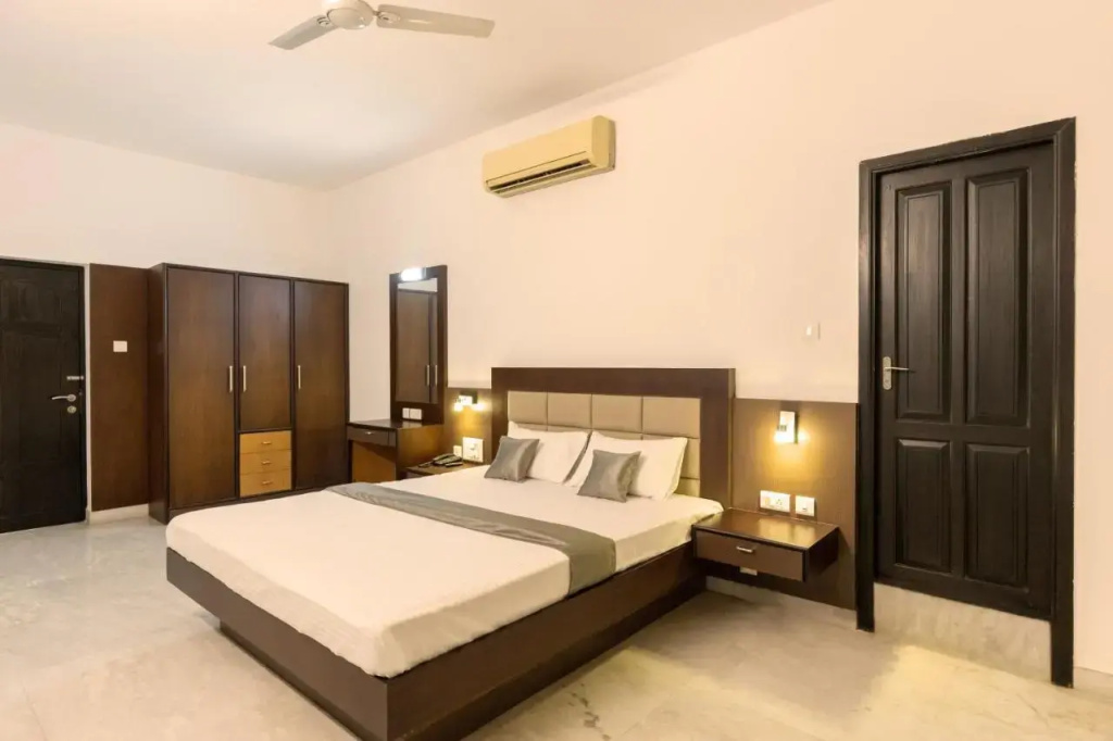 Hotel Paramount Suites & Service Apartments