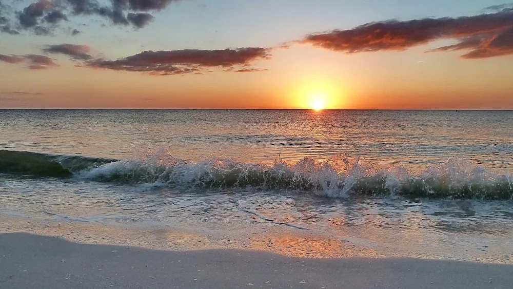 Sea Breeze 401 New! Amazing Beach Front/walk to John's Pass!