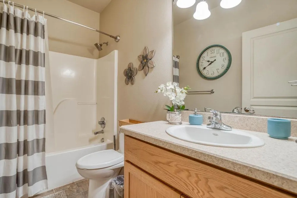 Spacious Outdoor Patio and Resort Amenities - Stylish Retreat