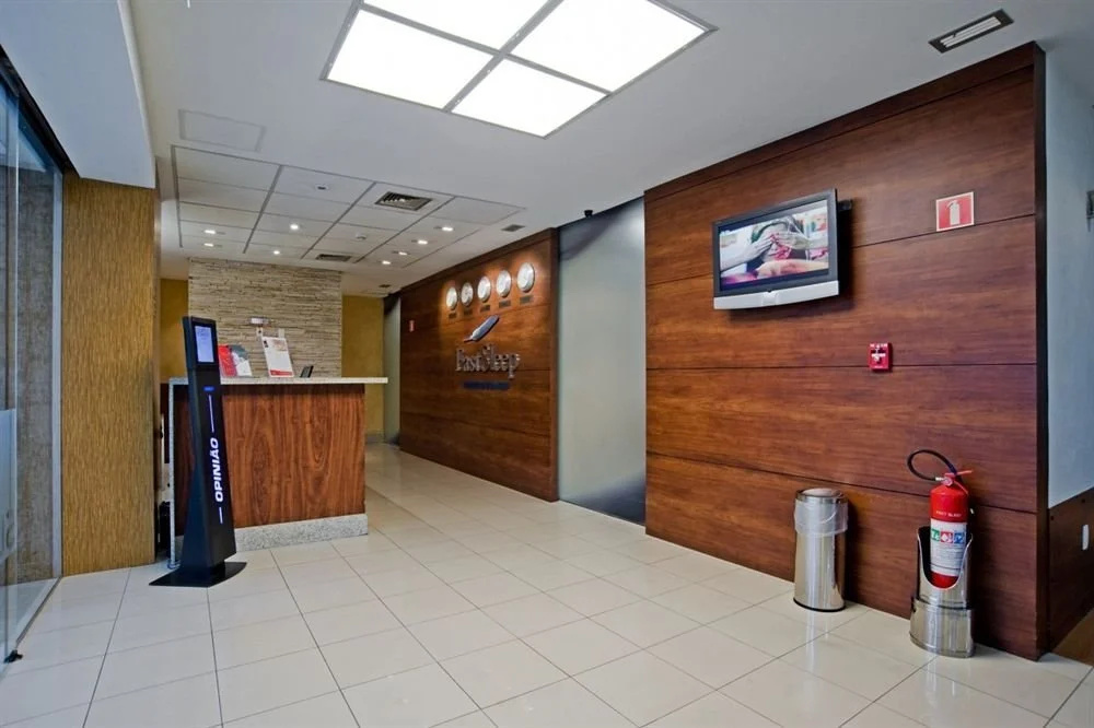 Detroit Airport Plaza Hotel & Suites