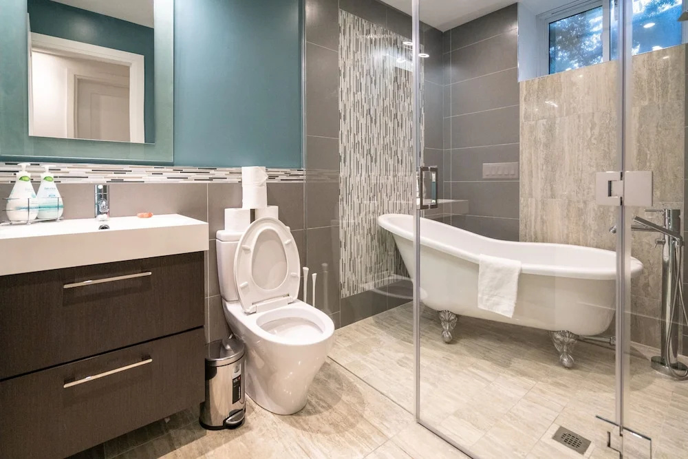 Brand New Modern Unit With Easy Access to the City