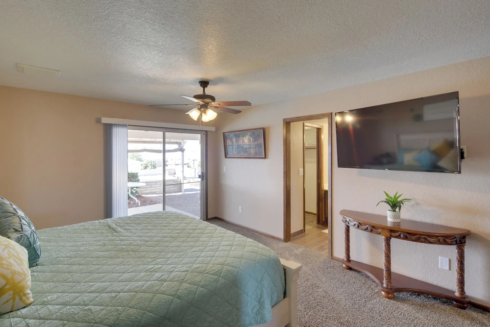 2 Mi to Lake Havasu: Private Oasis w/ Pool & Views