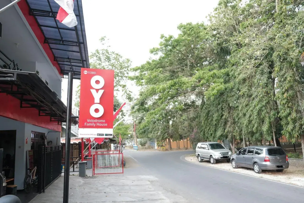 Oyo 1380 Velodrome Family House