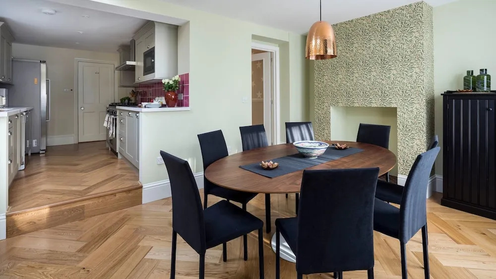 5BR Family Home in Leafy SW London