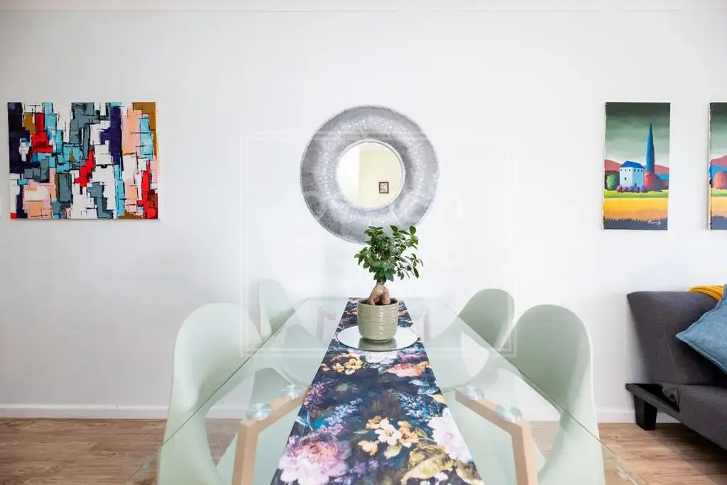 Warm Contemporary 2-bedroom apartment- Blouberg, Cape Town