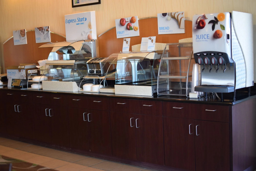 Holiday Inn Express Pratt by IHG
