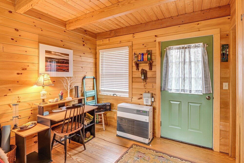 Lamoine Cabin w/ Deck ~ 16 Mi to Acadia Natl Park
