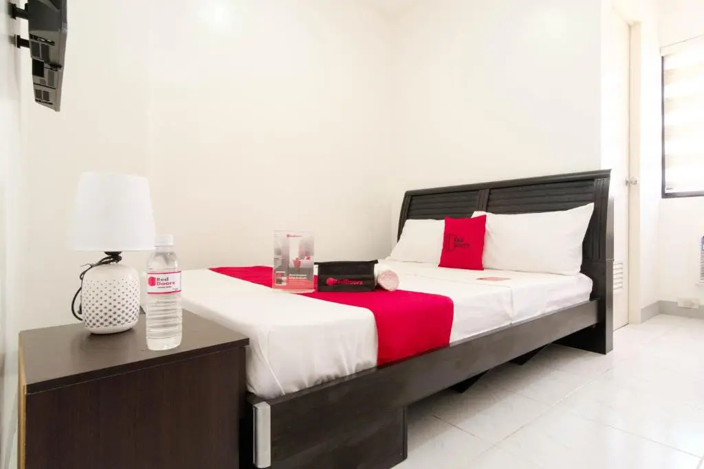 RedDoorz near SM Bicutan