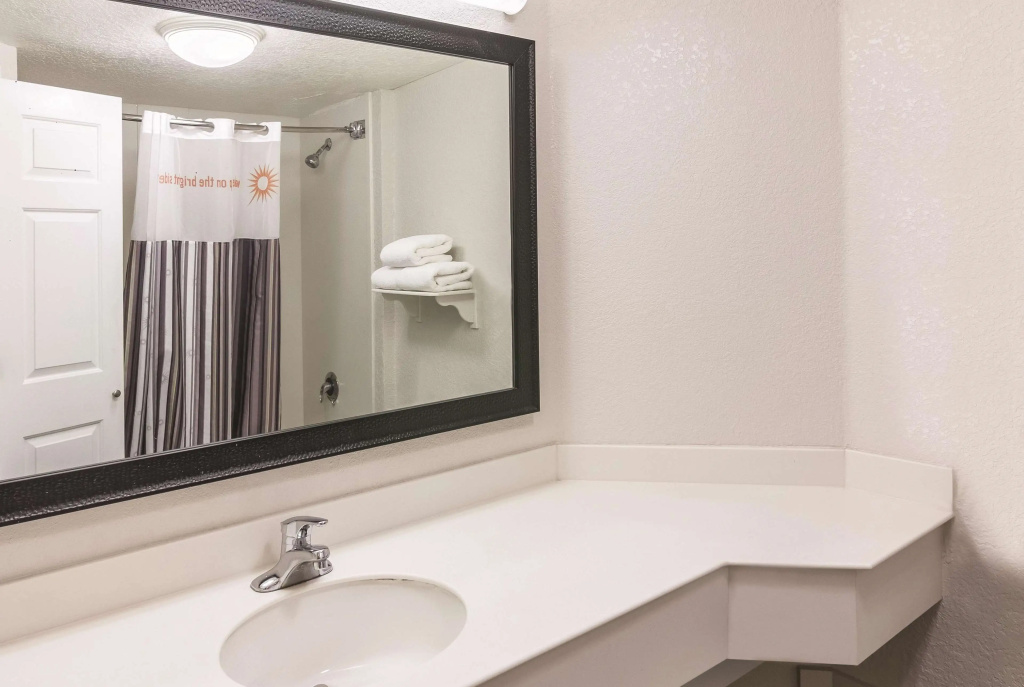 La Quinta by Wyndham USF (Near Busch Gardens)