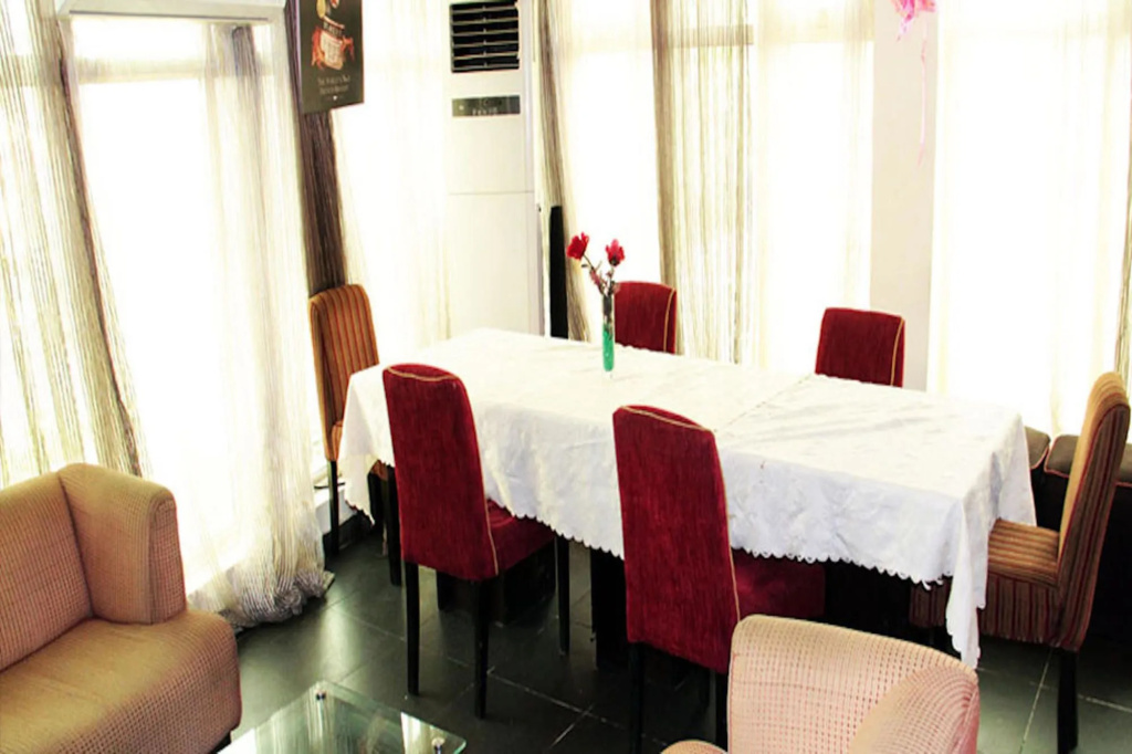 Lakeem Suites Adebola