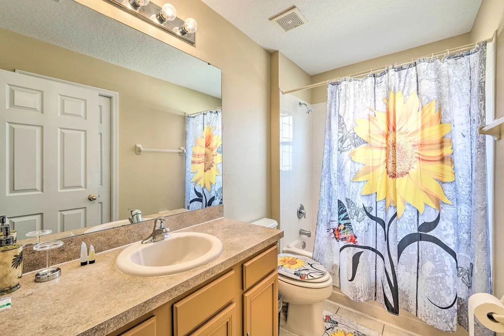 Spacious Family Home with Spa in Davenport!