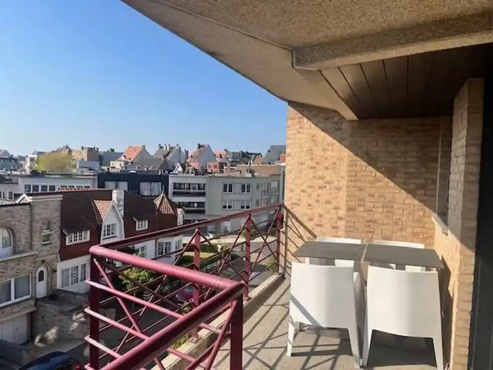 Huswell - Bright Beach Retreat With Balcony