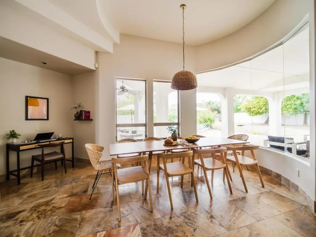 Sleeps 19, 7bdr Estate! Sports Court, Putting Green, Pool Farrier by Avantstay